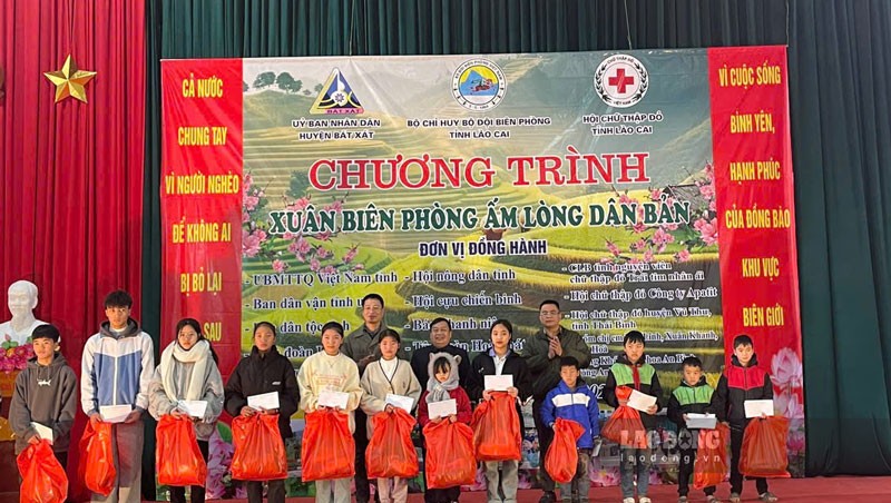 Ấm áp chương trình Xuân biên phòng nơi rẻo cao Lào Cai