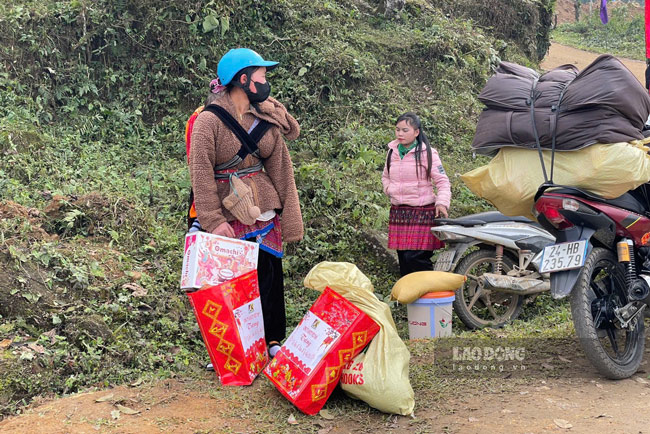 Những món quà nhỏ nhưng ấm tình dân quân, nghĩa đồng bào đối với người dân vùng cao. Ảnh: Đinh Đại